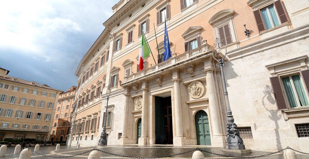prédio com bandeiras da itália